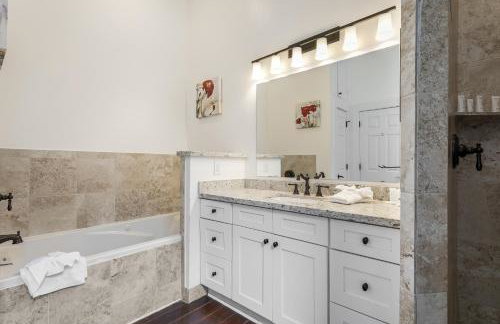 Renovated Historic 4BR House Near Magazine St & Uptown - Photo 52