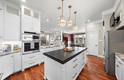 Luxury 5 BR 4 Bath, Hot Tub, Outdoor Kitchen, Across Street from Kyle Field! - Foto 10