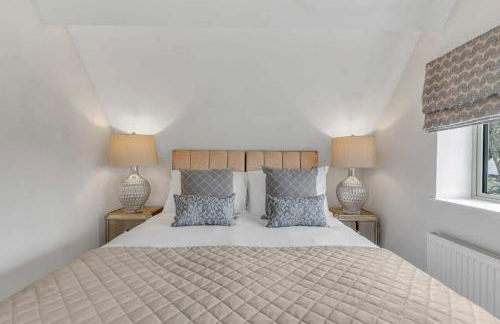 Hiron's Piece and Honeysuckle Cottage - with Hot Tub - Photo 20