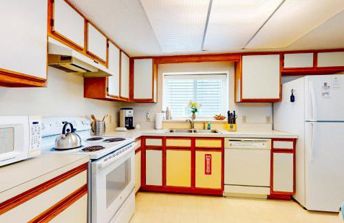 Ocean-view townhome with balcony & W/D - walk to beach - dog-friendly - Foto 10