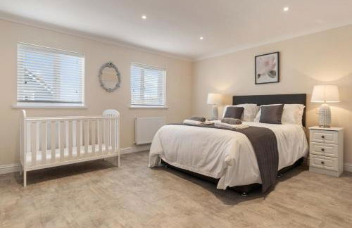 Maynor - Large Luxury House, Log Burner, Central Location - Photo 49