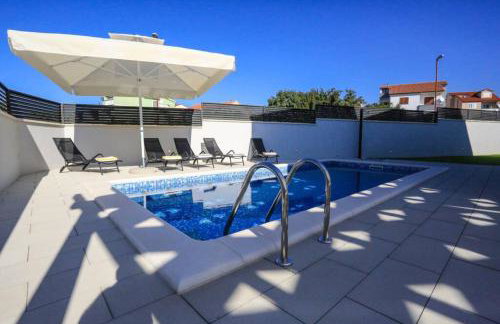 Villa Lumaka Sun - Amazing Home In Brodarica with 4 Bedrooms, Wifi, Outdoor Swimming Pool and Heated Swimming Pool - Photo 7