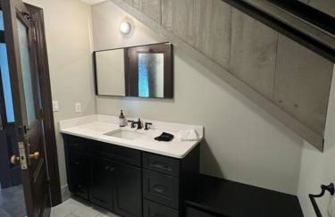 Upscale Industrial Penthouse - Foto 21