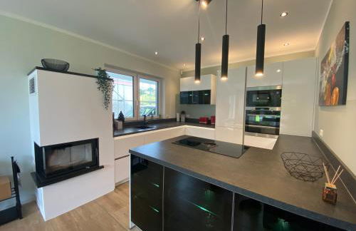 8 Personen Ferienhaus ,,Seegelblick" am Goitzschesee, erste Reihe am Strand mit Sauna, Whirlpool, Kamin, Wallbox & SUP - Foto 6