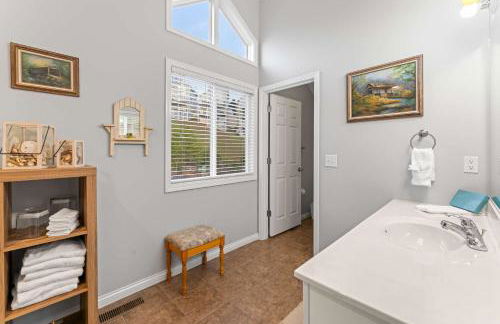 Family-friendly Home Hot Tub Lake View & Pool Access - Foto 38