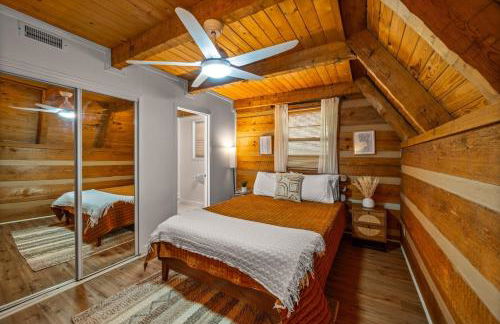 Charming A-Frame Cabin w Hot Tub & Mountain Views - Foto 30