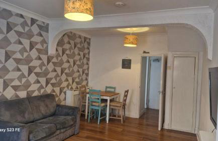 Spacious 4-Bedroom Home - Foto 1