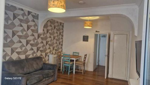 Spacious 4-Bedroom Home - Foto 1