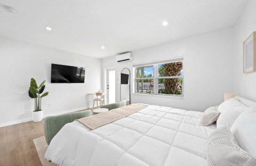 M Lake Worth Beach - Modern Villas Near West Palm Beach, Chic Retro Vibes, King Bed, Cozy Backyard, BBQ, Workspace, High-Speed Internet, Free Parking, 5 Minutes to Downtown & Beach - Foto 63