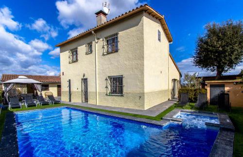 Catalunya Casas Unique Costa Brava Abode with train access to BCN - Foto 4