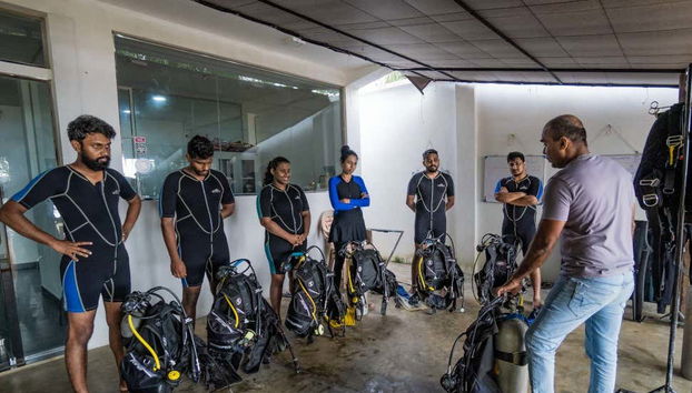 Clase de buceo para principiantes