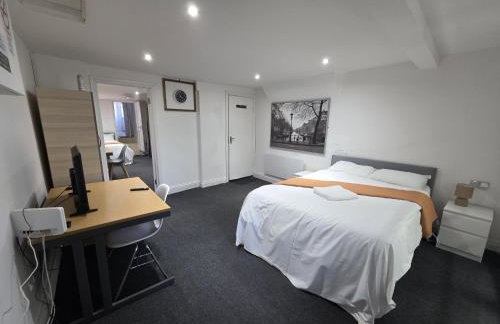Spacious 3-Bedroom Apartment Near Stratford, 1 Minute From Train Station - Foto 1