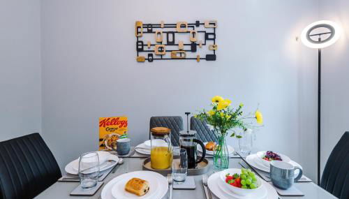 Relax in Style at Wedgwood House 3 BR Home with Garden & Parking - Foto 2