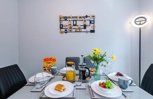 Relax in Style at Wedgwood House 3 BR Home with Garden & Parking - Foto 2