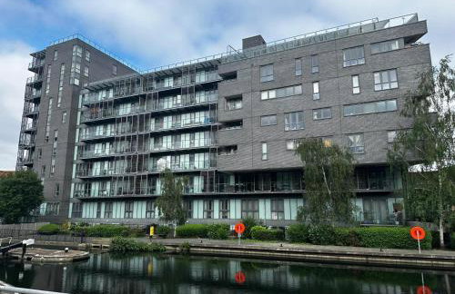 Canary Wharf Escape - Stylish 2BR - Canal Views & City Lights - Foto 27