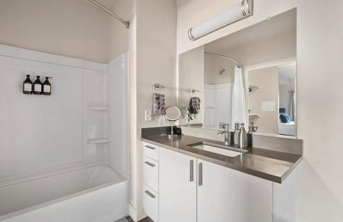 Convention Ctr - Stylish 2BD,2BA with Pool,Gym and Hot tub - Foto 34