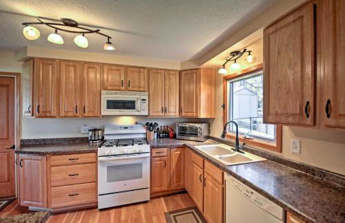 Quaint Duluth Hideaway with Private Fenced-In Yard! - Foto 10