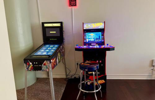 2BR Downtown Gem with Arcade games! - Sleeps 7 - Near Convention Center - Stadium - Photo 7