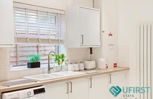 Delightful 3BR Home - Hot Tub - Near Castle, QMC - City Centre & Trent Bridge - Free WiFi & Parking - Sleeps 6 - Foto 3