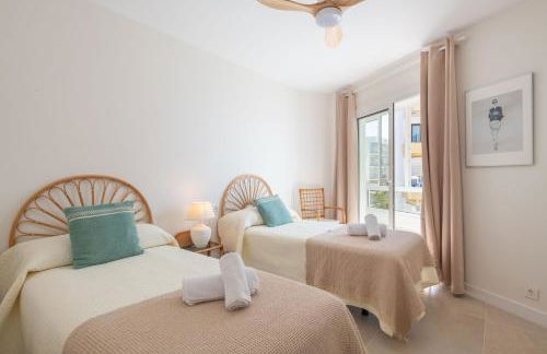 In front of SEA & CENTER - Foto 14