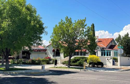 Private Gated Garden Suite in Historic Home, walk to UNM Football and Basketball, UNM and Pres Hospitals - Foto 20