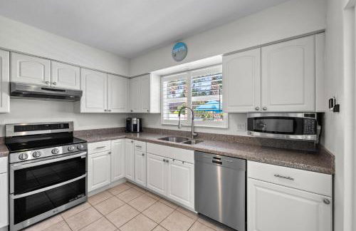 Siesta Key Waterfront Oasis - Heated Pool, Dock, Walk to Village & Beach - Photo 22