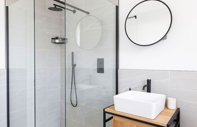 Stylish 2 Bed City Stay - Photo 26