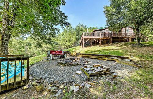 Peak-a-Blue Cabin - Watch Movies from Hot Tub, Mountain View, Bigfoot Bunker Game Room, Fire Pit, Oversized Deck, Screened-in Porch - Foto 18