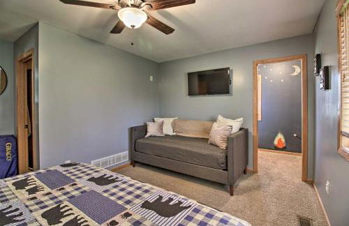 Cabin with Fire Pit and Movie Room, 1 Mi to Lake - Foto 32