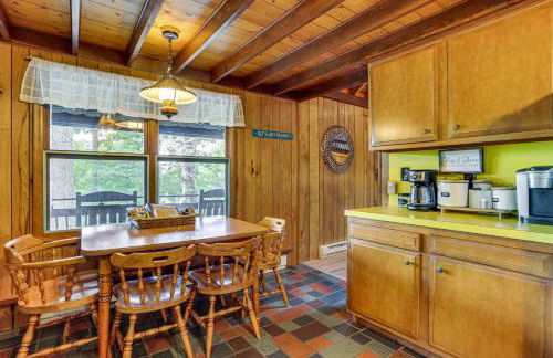 Less Than 1 Mi to Lake Cabin with Hot Tub in Greentown! - Foto 9