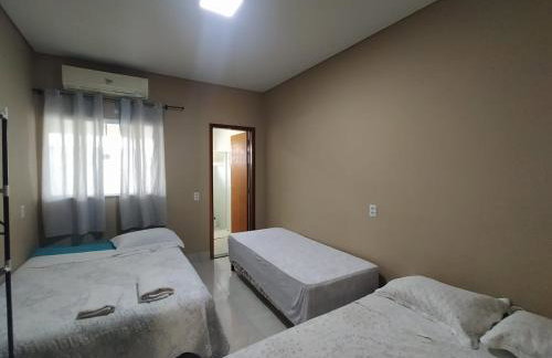 Check-in AUTÔNOMO, churrasqueira em Casa! Acesse 2ar, 2q,2B, pague 4 ou mais hóspedes, até 6 camas e tem pátio, garagem, roupa de cama, máquina de lavar roupas, portão eletrônico, todos privativos! Desconta duração! Entrada 15h adiante, inclusive madruga - Foto 12