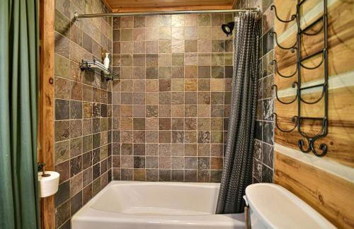 Stunning Mountain Cabin with Hot Tub and Game Room Near Asheville in Old Fort, NC - Foto 16