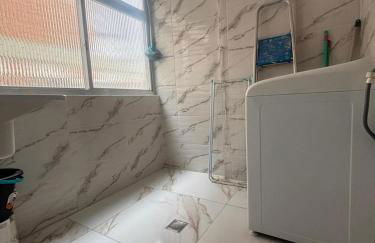 Apartamento com Estacionamento, Wi-Fi, Ar condicionado a 300 metros da Praia da Enseada no Guarujá. - Foto 33