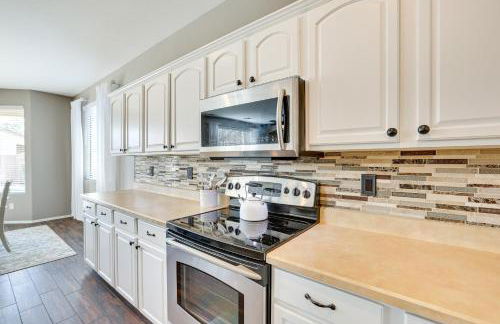 Shop, Golf and Hike Surprise Group Getaway with Pool! - Foto 7