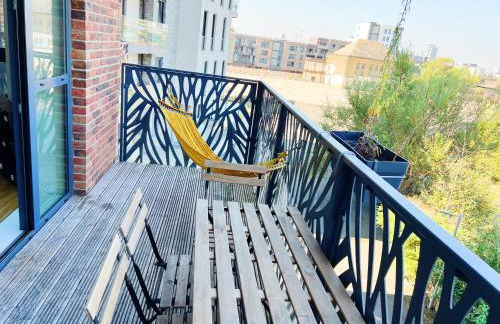 Stunning Riverside View Apartment, near Canary Wharf & O2 - Photo 25