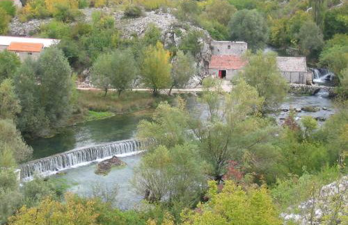 Waterfall House Getaway - Photo 17