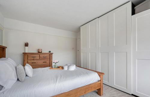 Pass The Keys Picture Perfect Haven in Didsbury Village - Free Parking & EV Station - Photo 22