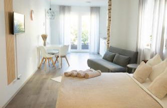 HUGOS Studio Apartment - Photo 1