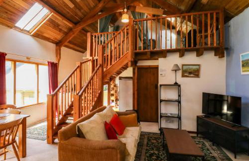 Swallows Nest - Photo 3