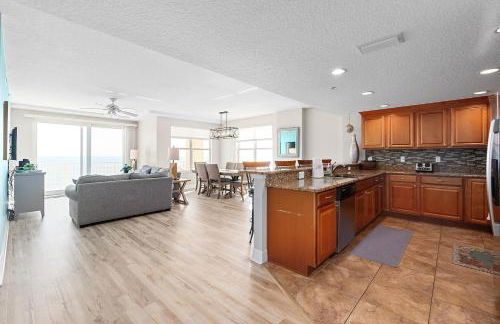 Beachfront 3BR Condo with Stunning Views Daytona - Photo 17