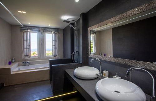 Τraditional fully detached villa on a luxurious hillock of Thessaloniki with its own garden also for family & wedding gatherings for 10 to 25 people only 15 minutes from airport - Foto 31