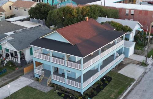 Ocean View 2BR w Hot Tub, Sauna & Wraparound Deck - Steps to Beach - Photo 3