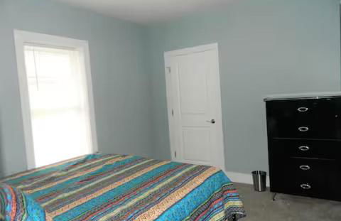 Short Walk to Campus - Photo 5