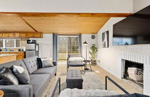 Comfort Cabin - 2BD Family Getaway in Creve Coeur - Photo 10