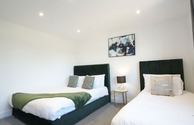 Heathrow Charge and Go - Photo 27