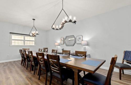 5BR 3.5BA Waterfront Boat, Dock and Kayaks, Lake McQueeney by Austin Vacay - Foto 13