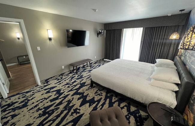 Lighthouse Inn & Suites - Photo 3