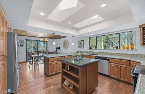 Country Club Cabin with Hot Tub - Foto 2