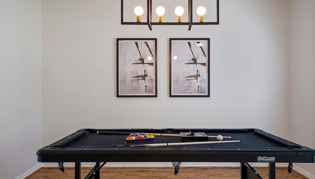 Stunning 4BR Home Fenced Yard Heated Pool - Foto 2, Habitación