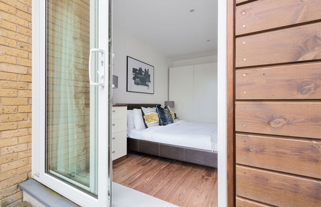 Sophisticated 2 Bed Flat with Balcony in Acton - Foto 8